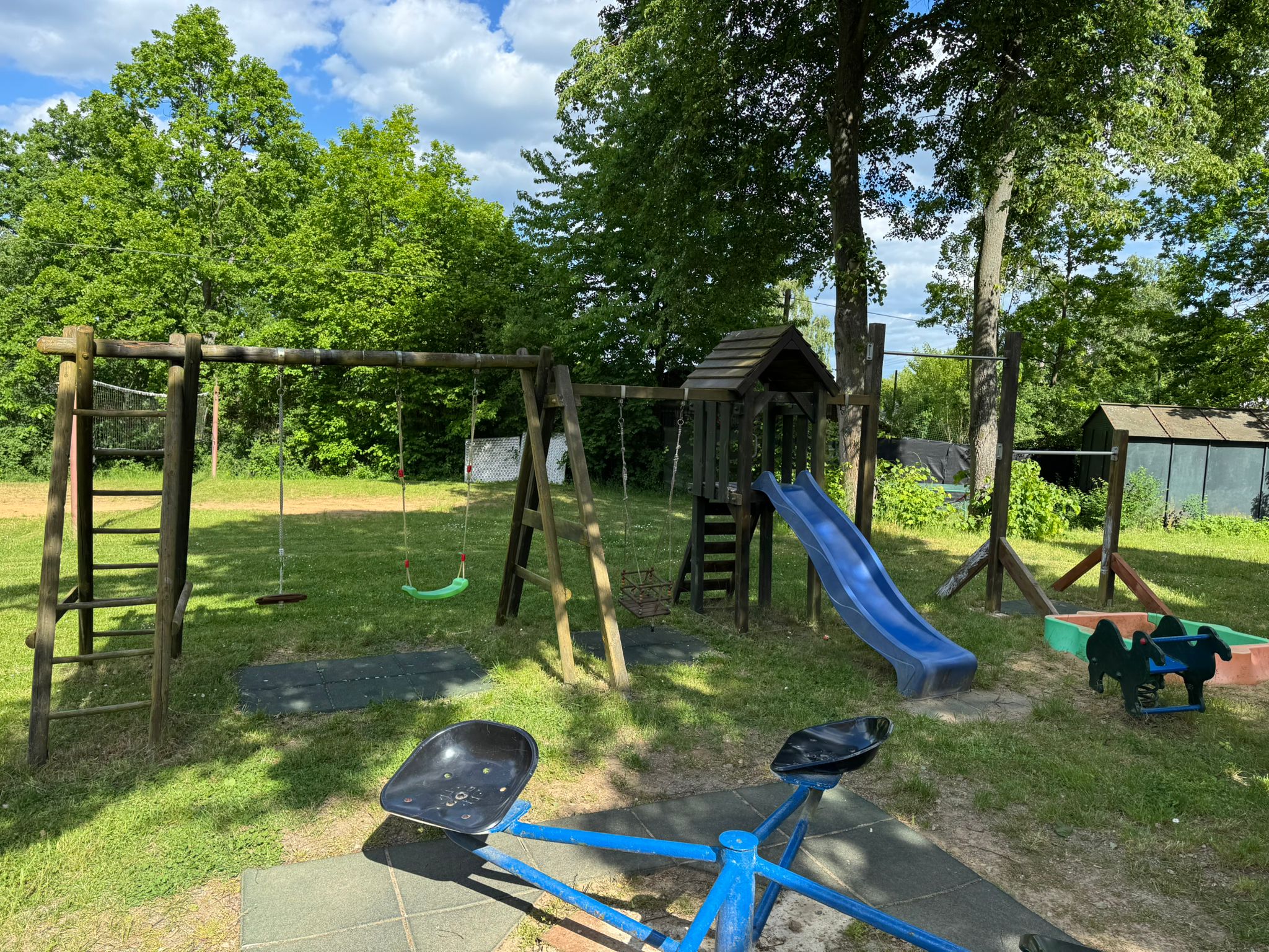 Großer Holzspielplatz